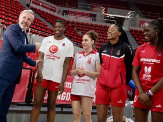 El presidente Azcón ha visitado a las jugadoras del Casademont Zaragoza