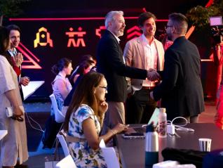 El presidente Azcón conoce distintas startups durante su visita al South Summit 2026.
