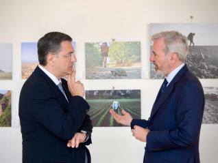 El presidente Azcón, con el comisario de Transportes de la Unión Europea, Apostolos Tzitzikostas.