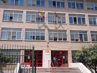 Una joven en la entrada a la Escuela Oficial de Idiomas nº1 de Zaragoza