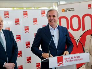 El presidente Azcón, durante su visita al Banco de Sangre y Tejidos de Aragón.
