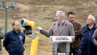 El presidente del Gobierno de Aragón, Jorge Azcón, presenta, en la estación de esquí de Formigal, una iniciativa del Ejecutivo autonómico ligada al sector de la nieve.