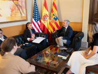 El presidente Azcón recibe a la cónsul general de Estados Unidos, Lia Miller.