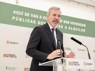 El presidente Jorge Azcón, durante el acto de primera piedra de 608 viviendas públicas en Zaragoza.