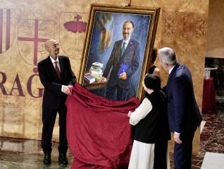 El presidente Azcón participa en el acto de entrega del retrato de Javier Lambán.
