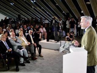El presidente Azcón, durante el Premio de las Letras Aragonesas entregado a José Luis Melero y Antón Castro.