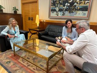 El presidente Azcón, junto con la bioquímica Isabel Esaín y la vicepresidenta del Gobierno de Aragón, Mar Vaquero.