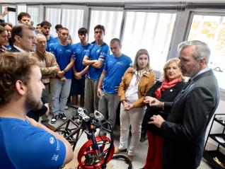 El presidente Azcón, con los integrantes del equipo Motostudent Unizar.