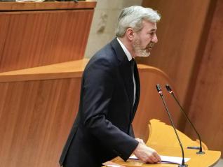 El presidente Azcón, en el pleno de este jueves en las Cortes de Aragón.