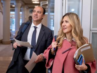 Mar Vaquero y José Luis Bancalero entrando en la sala de prensa