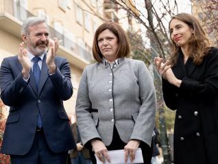Jorge Azcón, junto a Lucía Ruiz (AVT) y la presidenta de las Cortes, María Navarro.
