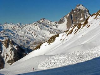Imagen de un alud de fusión el Pirineo donde el peligro de avalanchas sigue vigente por lo que se recomienda máxima precaución