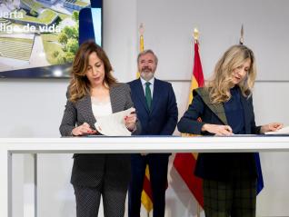El presidente y la vicepresidenta en funciones, Jorge Azcón y Mar Vaquero, y la alcaldesa de Zaragoza, Natalia Chueca, en la firma del protocolo.