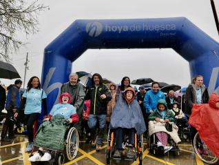 La XIV Marcha de Aspace Huesca ha cubierto su recorrido este domingo con récord de participantes a pesar de la lluvia