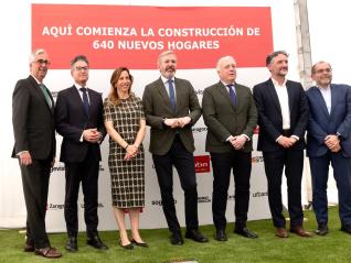 Acto de colocación de la primera piedra de 640 viviendas públicas en Miralbueno y Rosales.