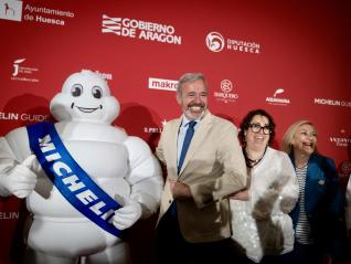 El presidente Azcón y la consejera de Agricultura, Ganadería y Alimentación, Arancha Simón, en la presentación de la Gala Michelin en Huesca.