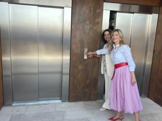 La vicepresidenta del Gobierno de Aragón y la alcaldesa de Teruel en la puesta en marcha del ascensor del Carmen
