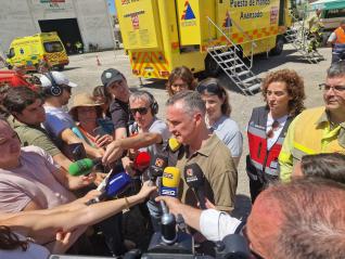 El consejero Luis Biendicho atiende a los medios de comunicación después de conocer la evolución del incendio y los trabajos en su extinción desde el Puesto de Mando Avanzado (PMA) ubicado en Alcampell.