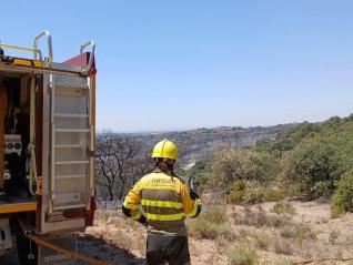 Las brigadas de INFOAR siguen trabajando en refrescar la zona del incendio en Tamarite de Litera