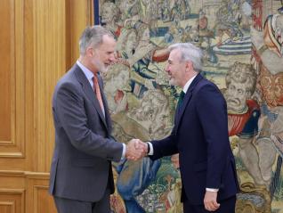 Felipe VI y el presidente Azcón, en la recepción en La Zarzuela.
