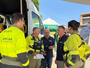El consejero de Medio Ambiente y Turismo, Luis Biendicho, junto a los técnicos de INFOAR en el PMA ubicado en  Barluenga (Huesca)