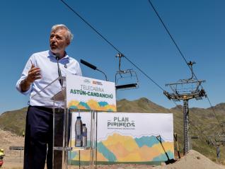 El presidente Azcón, durante el acto de colocación de la Primera Piedra del telecabina de Astún - Candanchú.