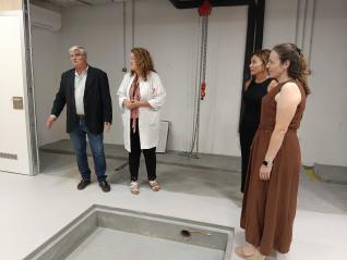 El gerente de Teruel, Pedro Eced, con Manuela Lanzuela (oncóloga radioterápica); M Teresa Clares, directora de Enfermería del SALUD, y Sara Guillén, directora de Atención Hospitalaria del SALUD