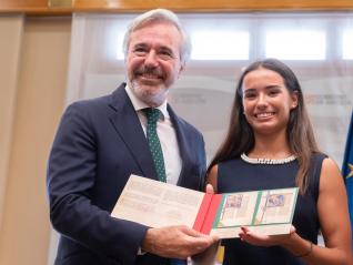 El presidente Jorge Azcón ha entregado un obsequio a la gimnasta Inés Bergua