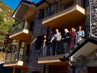 El presidente Azcón inaugura en Villanúa las 23 primeras viviendas públicas destinadas a trabajadores del turismo.
