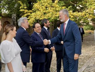El presidente Azcón saluda a Su Majestad El Rey en el Monasterio de Poblet.
