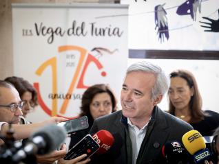 El presidente Jorge Azcón, durante su visita al IES Vega del Turia.