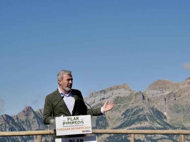 El presidente Azcón participa en el acto de colocación de la primera piedra del tobogán de montaña de Panticosa.