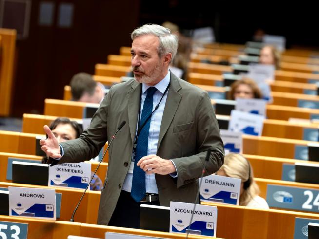 El presidente Azcón, en el hemiciclo del Parlamento Europeo.