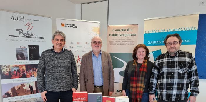 Representantes de editoriales con el director general
