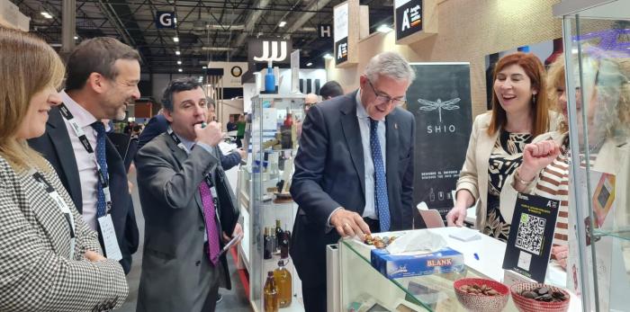 Joaquín Olona visita el Salón del Gourmet.