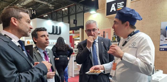 Joaquín Olona visita el Salón del Gourmet.