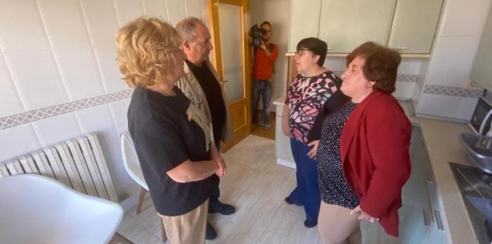 La consejera María Victoria Broto visita el proyecto “Mi Casa: una vida en comunidad”, de Plena Inclusión