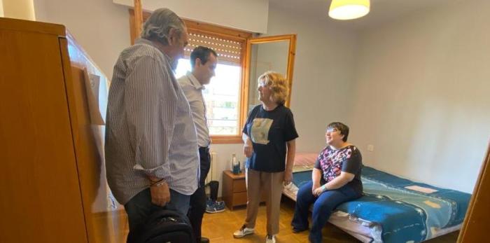 La consejera María Victoria Broto visita el proyecto “Mi Casa: una vida en comunidad”, de Plena Inclusión