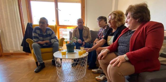 La consejera María Victoria Broto visita el proyecto “Mi Casa: una vida en comunidad”, de Plena Inclusión