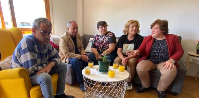 La consejera María Victoria Broto visita el proyecto “Mi Casa: una vida en comunidad”, de Plena Inclusión