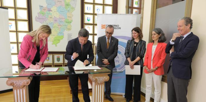 Marta Gastón firma un protocolo de colaboración con Repsol