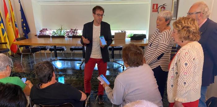 Uno de los municipios donde ya se está impartiendo la formación es Ayerbe, que hoy ha visitado la consejera María Victoria Broto