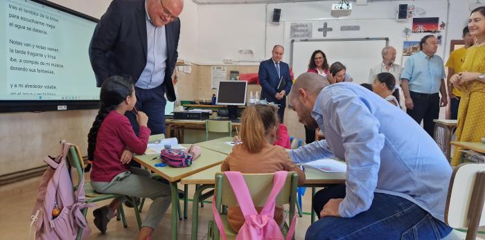 El director general de Personal del departamento de Educación, Ciencia y Universidades, José María Cabello y el director del servicio provincial de Educación de Teruel, José Luis Castán, de visita en el colegio de Alacón.