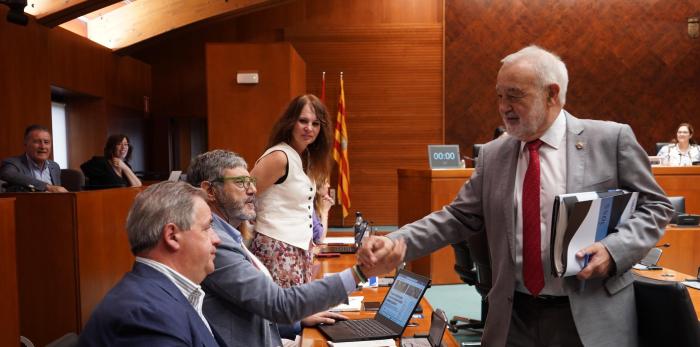 El gerente del IASS, Ángel Val, ha comparecido este martes en la comisión de Bienestar Social y Familia