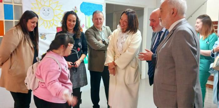 La visita a Calatayud ha incluido el Ayuntamiento, la Casa de Juventud, el centro de día para mayores y el centro ocupacional