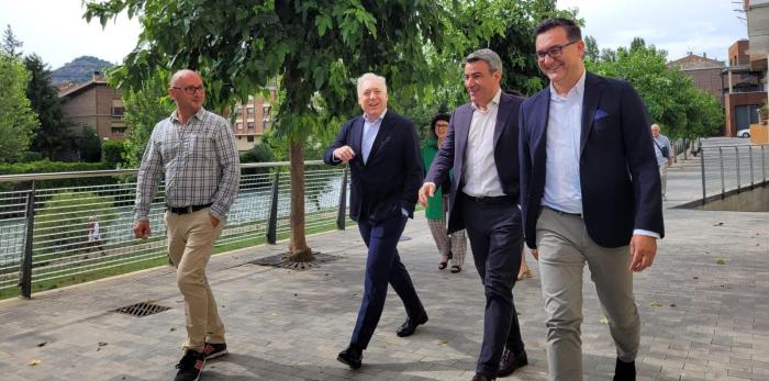 Octavio López ha visitado hoy las viviendas de alquiler asequible rehabilitadas del parque de maquinaria de Graus.