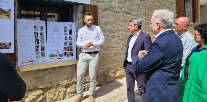 Octavio López ha visitado hoy las viviendas de alquiler asequible rehabilitadas del parque de maquinaria de Graus.