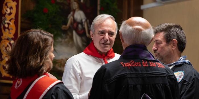 El presidente Azcón, de rojo y blanco junto a otros miembros del Gobierno, ha estado este sábado en Teruel