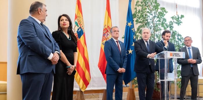 El presidente del Gobierno de Aragón, Jorge Azcón y el consejero de Fomento, Vivienda, Logística y Cohesión Territorial, Octavio López, reciben a los presidentes de las diputaciones de Zaragoza, Juan Antonio Sánchez-Quero; de la Huesca, Isaac Claver, y Te