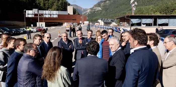 * Octavio López presidente de la Agrupación Europea de Cooperación Territorial (AECT) Pirineos-Pyrénées, de la que forman parte la Comunidad Autónoma de Aragón, la Diputación Provincial de Huesca (DPH), el Departamento de Hautes-Pyrénées y el Departamento
